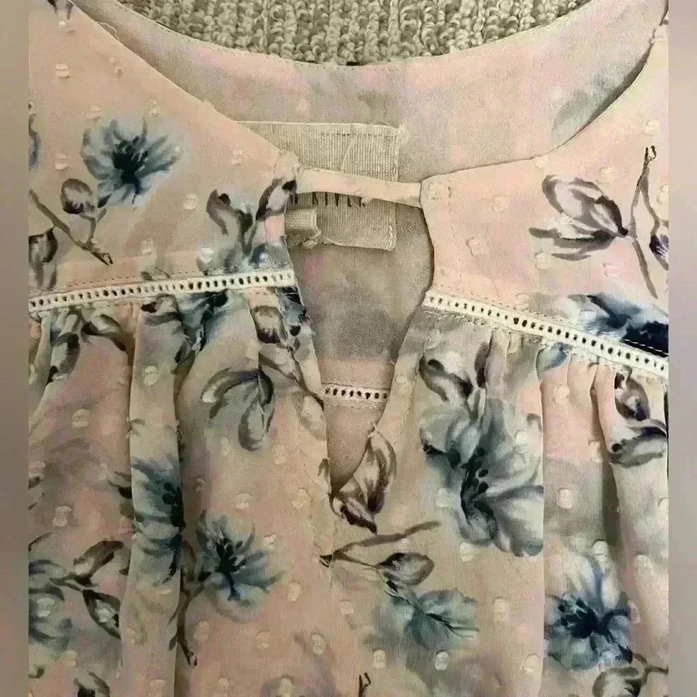 XS PINK  floral top - Picture 2 of 3